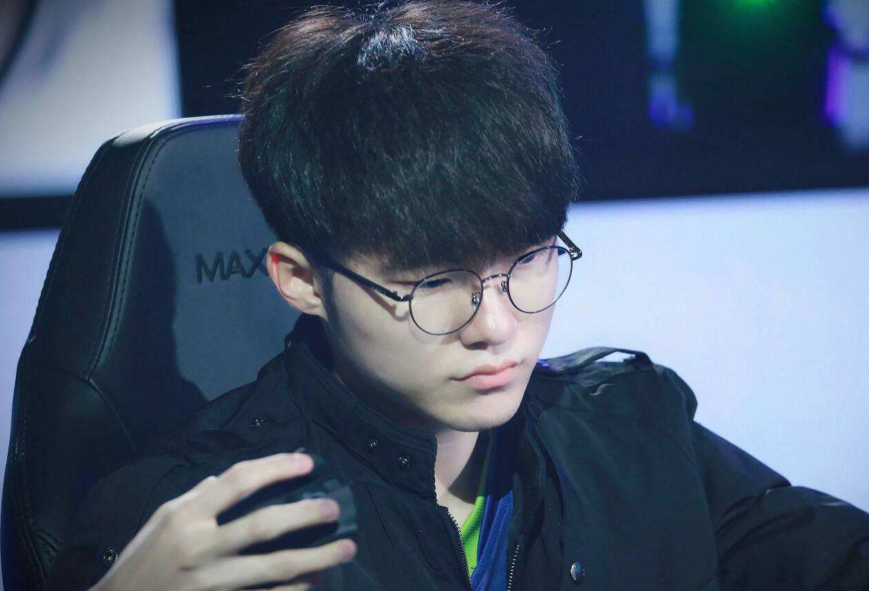 Elk 的伤害在中路和中学是爆炸性的，而 knight 的石头砸精确。 Bilibili Gaming 拿下了第一场比赛。