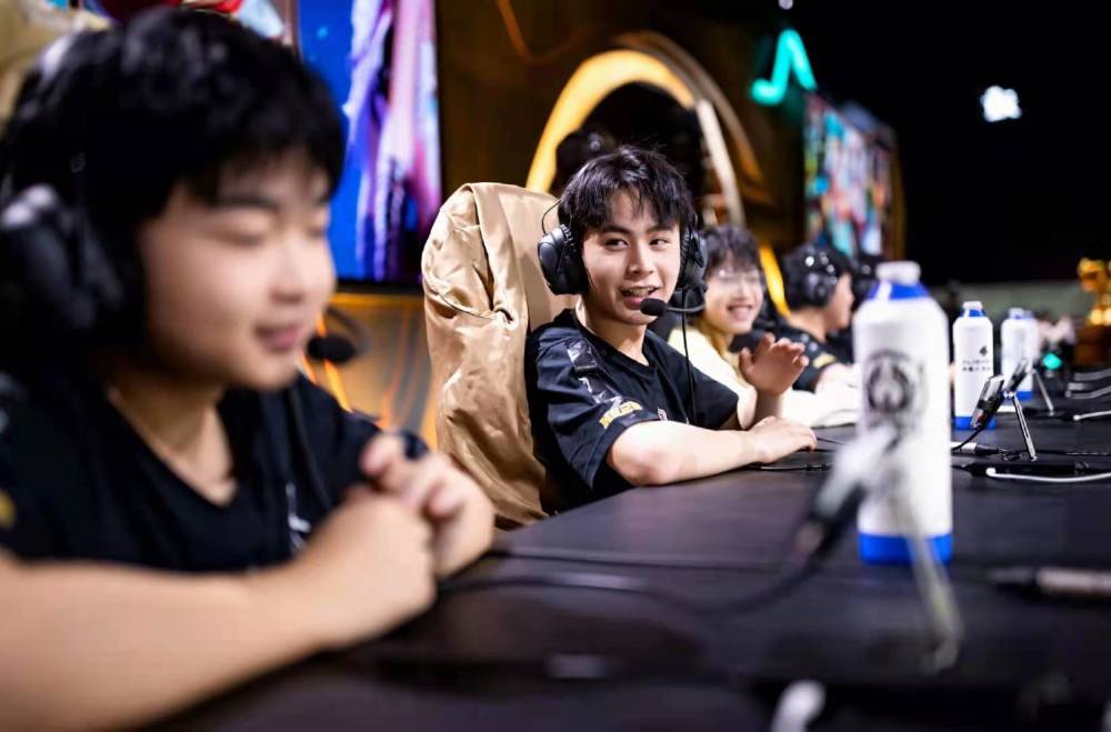 DRX 举起了 VCT 2025： Pacific Kickoff 奖杯