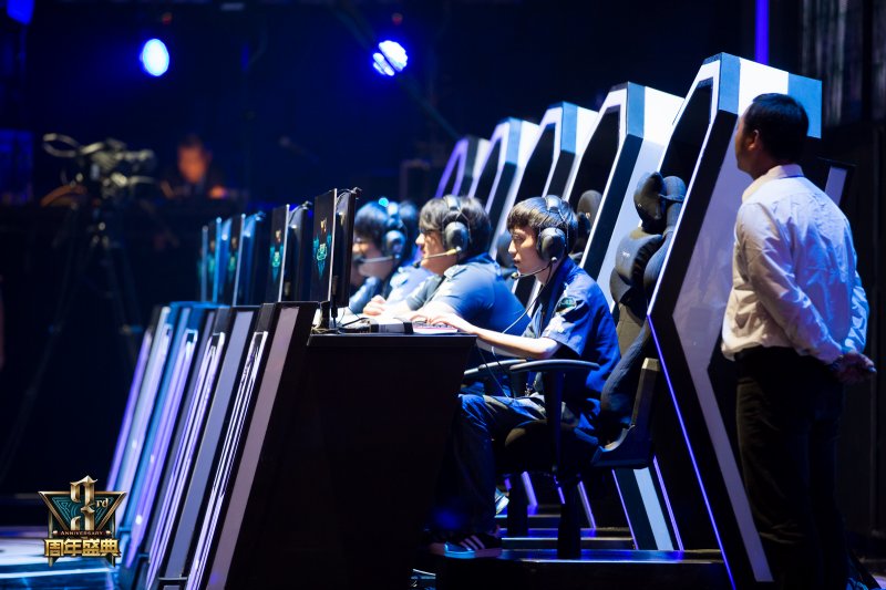 太血腥了！ Rest 向 TheShy 祈祷；但被 Zeus 的Rambo融化， Hanwha Life Esports 领先