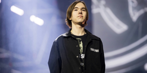 LPL主持夏安微博晒照：回家咯，忙碌但快乐的几天